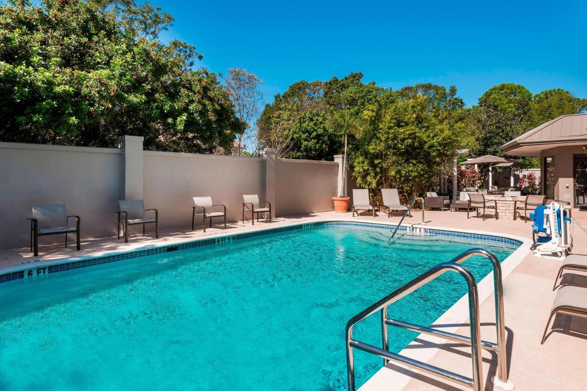 Courtyard Sarasota Bradenton Airport Hotel Exterior photo